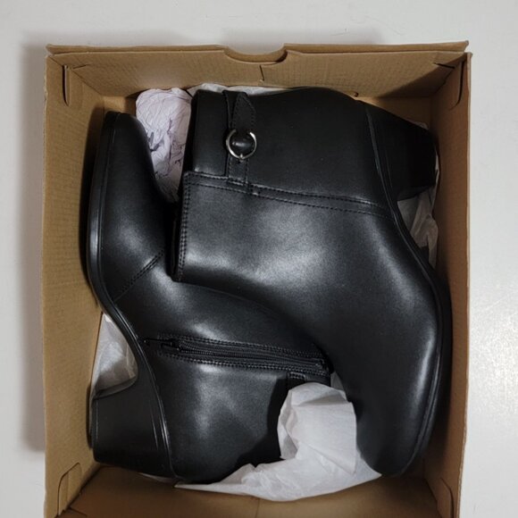 Clarks Emily2 Belle Ankle Boots Womens 10 Black Classic Chic MInimalist Comfort - Picture 2 of 6